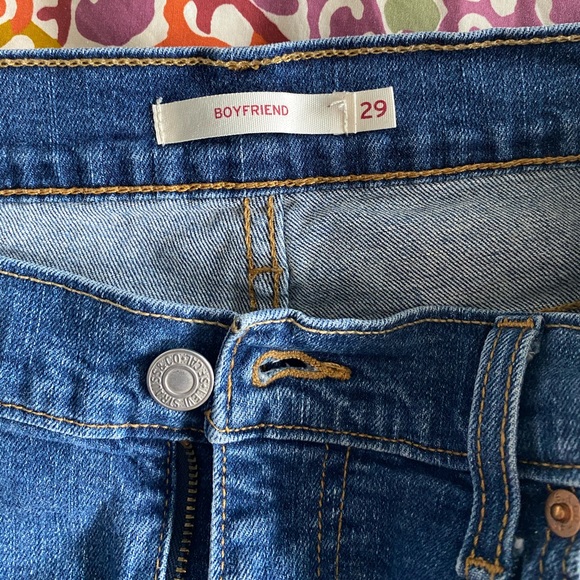 SOLD ❤️ Levi’s Boyfriend shorts - Picture 3 of 4
